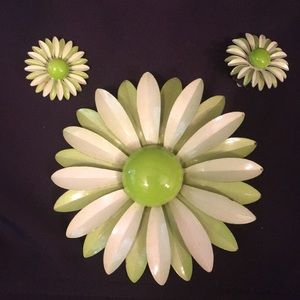 Vintage 70’s Daisy Brooch & Clip Earrings